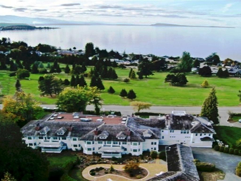 Crown Mansion Boutique Hotel & Villas Qualicum Beach Exterior foto